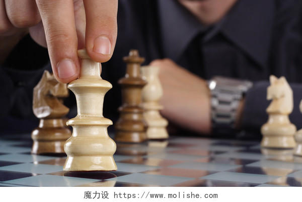 商人玩国际象棋游戏图片
